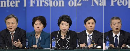 3月9日,十二屆全國人大一次會議在兩會新聞中心舉行記者會,邀請全國人大常委會副秘書長何曄暉(左三),全國人大內(nèi)務司法委員會副主任委員陳斯喜(右二),全國人大常委會法制工作委員會副主任信春鷹(左二)、郎勝(左一),全國人大常委會預算工作委員會副主任姚勝(右一)就“人大工作”相關(guān)問題回答中外記者提問。新華社記者 王鵬 攝