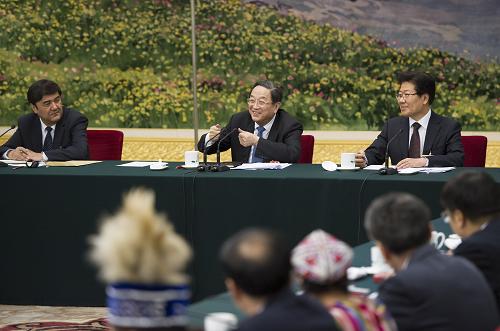 3月9日,中共中央政治局常委、全國政協(xié)十二屆一次會議主席團會議主持人俞正聲參加十二屆全國人大一次會議新疆代表團的審議。新華社記者 黃敬文 攝