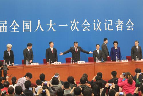 3月17日,國務(wù)院總理李克強(qiáng)和副總理張高麗、劉延?xùn)|、汪洋、馬凱在北京人民大會堂與中外記者見面,并回答記者提問。
