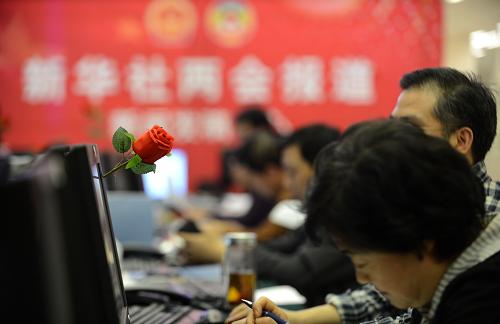 兩會時辰·中國夢 中國時辰戌時。 3月8日20時許,在一家媒體的兩會報道中心,編輯們在插有玫瑰的電腦前忙碌。這天是國際勞動婦女節(jié),報道中心的女職工們都收到了由工會派送的玫瑰。 每個春天,兩會都會與溫暖同期而至。數(shù)千代表委員共聚京華,縱論國是,帶來基層百姓最懇切的聲音。2013年,在這個百多年來距離“中國夢”最近的春天,全國兩會將繪就全面建成小康社會、推進(jìn)社會主義現(xiàn)代化建設(shè)的宏偉藍(lán)圖。 2013年兩會期間,記者以中國古老計時方法為軸線,擷取兩會盛況中不同時段的精彩瞬間,呈現(xiàn)一份特別的視覺檔案。 新華社記者 秦晴 攝