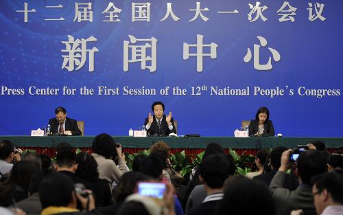 3月11日,十二屆全國人大一次會議在兩會新聞中心舉行記者會。中央機構(gòu)編制委員會辦公室副主任王峰(中)就《國務院機構(gòu)改革和職能轉(zhuǎn)變方案》有關內(nèi)容和考慮回答記者提問。