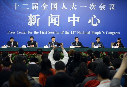 3月12日,十二屆全國人大一次會議在兩會新聞中心舉行記者會,全國人大代表、貴州省委書記趙克志(左三),全國人大代表、貴州省省長陳敏爾(右三),全國人大代表、貴陽市市長李再勇(左二),全國人大代表、貴州三都縣縣長張加春(右二)就“欠發(fā)達地區(qū)如何同步實現(xiàn)小康”相關問題回答中外記者提問。