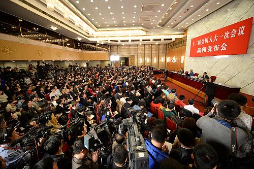 3月4日,十二屆全國人大一次會議在北京人民大會堂舉行新聞發(fā)布會。大會發(fā)言人傅瑩介紹本次會議的有關(guān)情況,并回答中外記者的提問。新華社發(fā)(畢曉洋 攝)