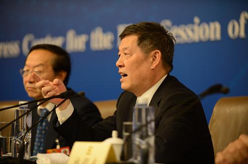 3月7日,全國政協(xié)十二屆一次會議在兩會新聞中心舉行記者會。這是全國政協(xié)委員杜鷹回答記者提問。 新華社記者 秦晴 攝