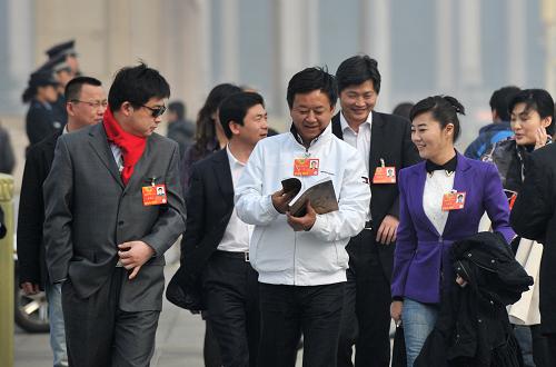 3月7日,全國政協(xié)十二屆一次會(huì)議在北京人民大會(huì)堂舉行第二次全體會(huì)議。這是全國政協(xié)委員朱軍(中)等抵達(dá)天安門廣場(chǎng)。新華社記者 郭晨 攝