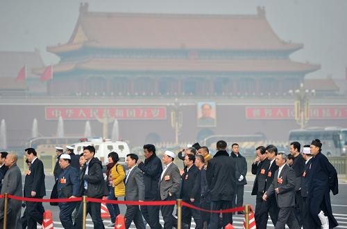 3月7日,全國政協(xié)十二屆一次會(huì)議在北京人民大會(huì)堂舉行第二次全體會(huì)議。這是全國政協(xié)委員抵達(dá)天安門廣場(chǎng)。 新華社記者 郭晨 攝