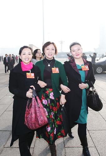 3月8日,全國政協(xié)十二屆一次會議在北京人民大會堂舉行第三次全體會議。這是女委員走向大會堂。新華社記者 王申 攝