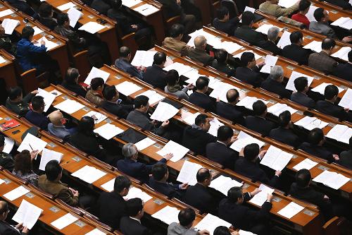 3月8日,全國政協(xié)十二屆一次會議在北京人民大會堂舉行第三次全體會議。這是全國政協(xié)委員在聽會。新華社記者 劉衛(wèi)兵 攝