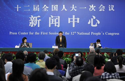 3月8日,十二屆全國人大一次會議在兩會新聞中心舉行記者會,邀請商務(wù)部部長陳德銘就“發(fā)展國內(nèi)外貿(mào)易和促進(jìn)經(jīng)濟合作”的相關(guān)問題回答中外記者提問。 新華社記者 王鵬 攝