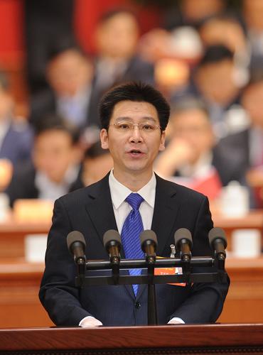 3月8日,全國政協(xié)十二屆一次會議在北京人民大會堂舉行第三次全體會議。這是賀軍科委員代表共青團中央全國青聯作《高度重視社會教育 促進青少年健康全面成長》的發(fā)言。新華社記者 張鐸 攝
