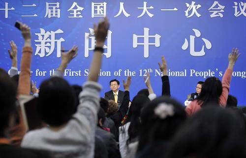 3月8日,十二屆全國人大一次會議在兩會新聞中心舉行記者會,邀請商務(wù)部部長陳德銘就“發(fā)展國內(nèi)外貿(mào)易和促進(jìn)經(jīng)濟合作”的相關(guān)問題回答中外記者提問。這是記者在舉手提問。 新華社記者 王鵬 攝