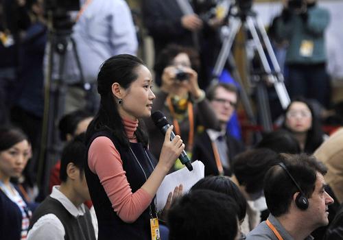 3月8日,十二屆全國人大一次會議在兩會新聞中心舉行記者會,邀請商務(wù)部部長陳德銘就“發(fā)展國內(nèi)外貿(mào)易和促進(jìn)經(jīng)濟合作”的相關(guān)問題回答中外記者提問。這是記者在提問。 新華社記者 王鵬 攝