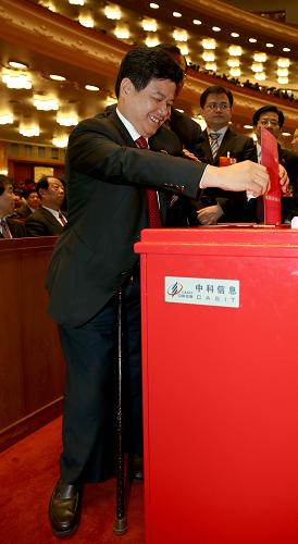 這是代表在投票。新華社記者 陳建力 攝