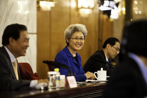 3月4日,十二屆全國人大一次會議在北京人民大會堂舉行新聞發(fā)布會。大會發(fā)言人傅瑩介紹本次會議的有關(guān)情況,并回答中外記者的提問。新華社記者 劉金海 攝