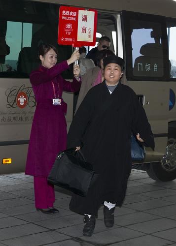3月1日,來自湖南省的全國政協(xié)委員抵達(dá)北京首都國際機(jī)場。這是首批抵京參加全國政協(xié)十二屆二次會議的京外委員。新華社記者 謝環(huán)馳 攝