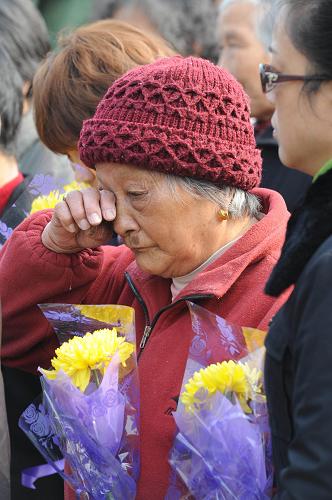 12月13日,南京大屠殺幸存者仇秀英老人在侵華日軍南京大屠殺中山碼頭遇難同胞紀(jì)念碑前參加悼念活動(dòng)。新華社記者 孫參 攝