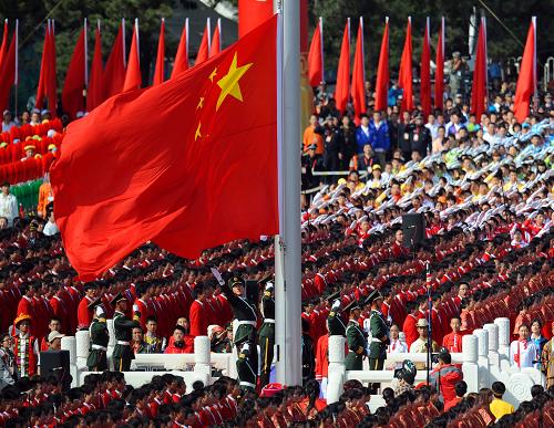 10月1日,首都各界慶祝中華人民共和國成立60周年大會(huì)在北京舉行。這是天安門廣場(chǎng)舉行隆重的升國旗儀式。新華社記者 公磊攝
