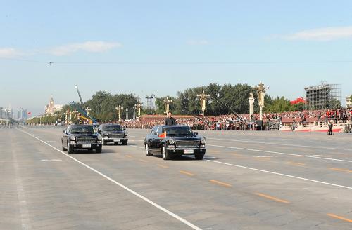 這是中共中央總書記、國家主席、中央軍委主席胡錦濤檢閱受閱部隊。新華社記者 饒愛民 攝