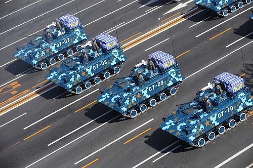 這是空降兵戰(zhàn)車(chē)方隊(duì)前往接受檢閱。 新華社記者 李勇 攝
