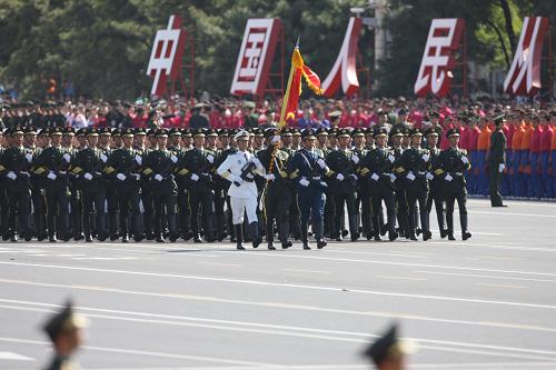 首都各界慶祝中華人民共和國(guó)成立60周年大會(huì)在北京舉行。這是三軍儀仗隊(duì)開(kāi)始行進(jìn)。新華社記者 邢廣利 攝