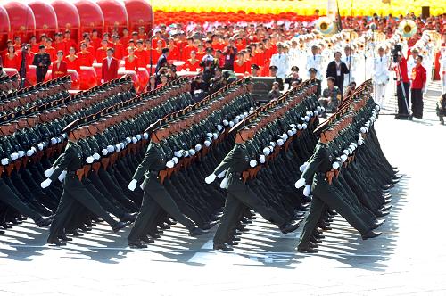 這是陸軍學(xué)員方隊(duì)通過(guò)天安門(mén)廣場(chǎng)。 新華社記者 李曉果 攝