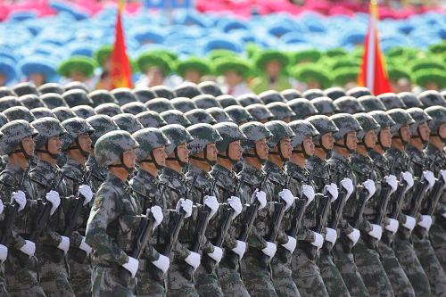 這是步兵方隊(duì)通過(guò)天安門(mén)廣場(chǎng)。新華社記者 邢廣利 攝