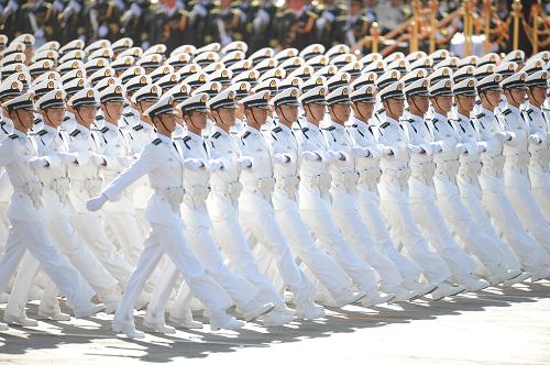 這是海軍學(xué)員方隊(duì)接受檢閱。 新華社記者 李尕 攝