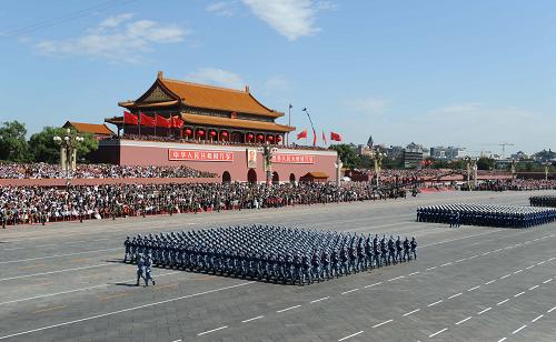 這是海軍陸戰(zhàn)隊(duì)方隊(duì)接受檢閱。 新華社記者 陳樹(shù)根 攝