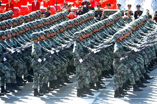 這是預(yù)備役方隊(duì)通過(guò)天安門(mén)廣場(chǎng)。 新華社記者 李曉果 攝