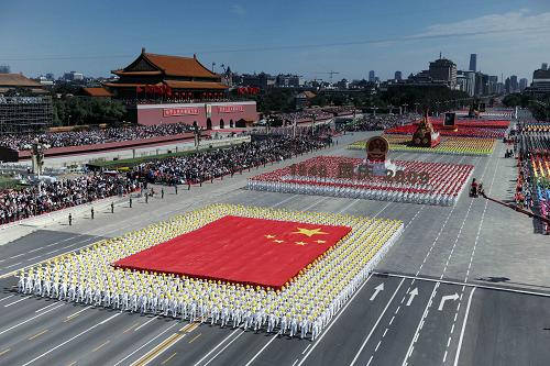 10月1日,首都各界慶祝中華人民共和國(guó)成立60周年大會(huì)在北京舉行。這是“國(guó)旗”方陣、“國(guó)徽”和“國(guó)慶、年號(hào)”方陣通過(guò)天安門(mén)廣場(chǎng)。新華社記者 楊磊攝