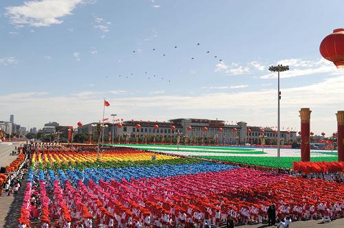 這是直升機(jī)梯隊(duì)。 新華社記者 陳樹根 攝