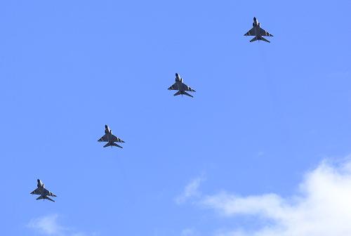 這是空中梯隊(duì)飛過(guò)天安門廣場(chǎng)上空。新華社記者 才揚(yáng) 攝