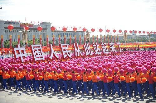 這是“毛澤東思想標(biāo)語(yǔ)”方陣經(jīng)過(guò)天安門(mén)廣場(chǎng)。 新華社記者 李尕 攝