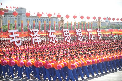 這是“毛澤東思想標(biāo)語(yǔ)”方陣經(jīng)過(guò)天安門(mén)廣場(chǎng)。 新華社記者 李尕 攝