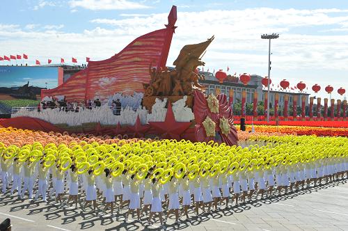 這是“浴血奮斗”方陣通過(guò)天安門(mén)廣場(chǎng)。 新華社記者 李曉果 攝
