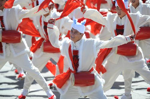 這是新中國(guó)成立以來(lái)最大規(guī)模的安塞腰鼓表演《歡樂(lè)道情》。 新華社記者 李尕 攝