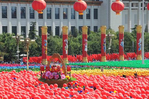 這是“明天更美好”方陣中5000多名少年兒童手持彩色氣球、花環(huán)走向天安門前的中心區(qū)。 新華社記者 郭大岳 攝