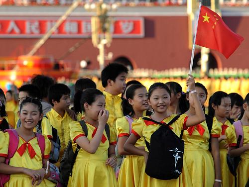 這是參加國(guó)慶聯(lián)歡晚會(huì)的小學(xué)生們走進(jìn)天安門(mén)廣場(chǎng)。 新華社記者 陶明 攝