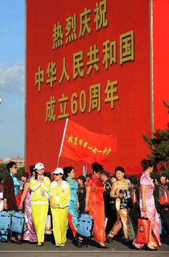 這是參加國(guó)慶聯(lián)歡晚會(huì)的演員正進(jìn)入天安門(mén)廣場(chǎng)。 新華社記者 李紫恒 攝
