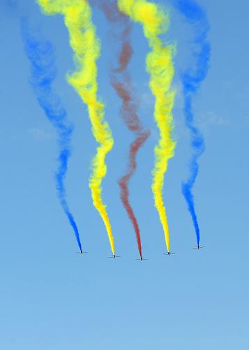 這是空中梯隊(duì)中的教練機(jī)梯隊(duì)飛過(guò)天安門廣場(chǎng)上空。 新華社記者 任勇 攝