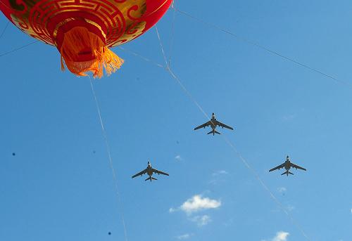 10月1日,首都各界慶祝中華人民共和國(guó)成立60周年大會(huì)在北京舉行。這是空中梯隊(duì)中的轟炸機(jī)梯隊(duì)飛過(guò)天安門廣場(chǎng)上空。 新華社記者 任勇 攝