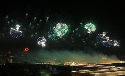 10月1日,首都各界慶祝中華人民共和國成立60周年聯(lián)歡晚會在北京天安門廣場舉行。這是煙花表演。 新華社記者 張傳奇 攝