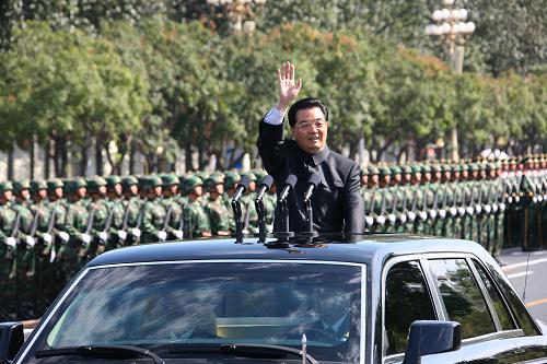 10月1日,首都各界慶祝中華人民共和國(guó)成立60周年大會(huì)在北京天安門廣場(chǎng)隆重舉行。這是中共中央總書(shū)記、國(guó)家主席、中央軍委主席胡錦濤檢閱受閱部隊(duì)。新華社記者 王建民 攝