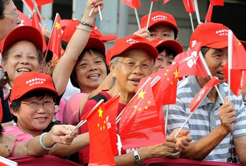 這是香港市民和游客觀看升旗儀式。 新華社記者 宋振平 攝