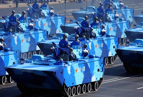10月1日,首都各界慶祝中華人民共和國成立60周年大會在北京舉行。這是陸戰(zhàn)隊?wèi)?zhàn)車方隊接受檢閱。 新華社記者 公磊 攝