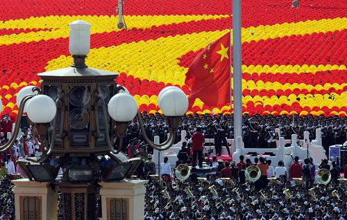 10月1日,首都各界慶祝中華人民共和國成立60周年大會(huì)在北京舉行。這是國旗升旗儀式。新華社記者 郭大岳 攝