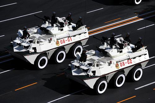 這是武警裝甲車(chē)方隊(duì)在長(zhǎng)安街上行進(jìn)。 新華社記者 李勇 攝