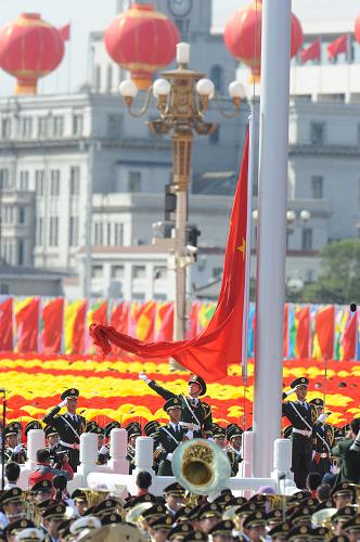 10月1日,首都各界慶祝中華人民共和國成立60周年大會(huì)在北京舉行。這是天安門廣場(chǎng)舉行隆重的升國旗儀式。 新華社記者 李曉果 攝