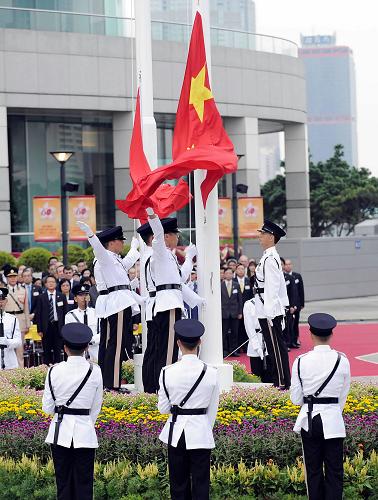10月1日,香港特別行政區(qū)在金紫荊廣場舉行升旗儀式,慶祝中華人民共和國成立60周年。新華社記者 陳鐸 攝
