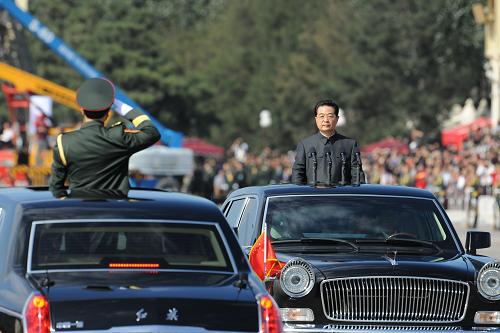 10月1日,首都各界慶祝中華人民共和國(guó)成立60周年大會(huì)在北京天安門廣場(chǎng)隆重舉行。這是國(guó)慶60周年閱兵總指揮、北京軍區(qū)司令員房峰輝請(qǐng)中共中央總書(shū)記、國(guó)家主席、中央軍委主席胡錦濤開(kāi)始檢閱受閱部隊(duì)。 新華社記者 陳建力 攝